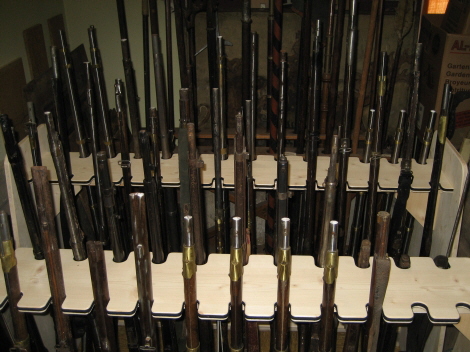 Eigens angefertigte Gewehrhalterungen für Gewehrsammlung Eigens angefertigte Gewehrhalterungen für Gewehrsammlung